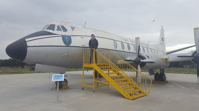 Harun İstenci Vickers Viscount yolcu uçağının üzerinde. Yeşilköy, İstanbul - Ocak 2018