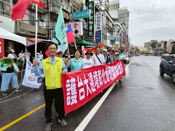 ▲護國大繞境徒步行隊伍持標語前行。（記者林明佑翻攝）