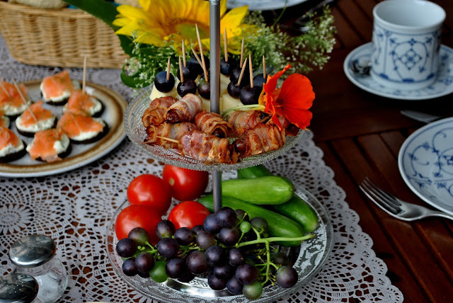 Dekoratives Frühstück mit Blüten