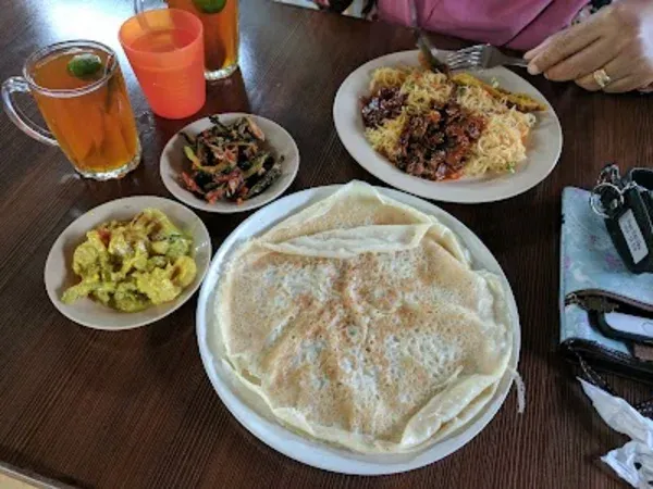 Ada nasi goreng, nasi lemak, lauk-pauk, dan bihun sup