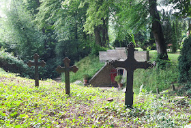 Gruft und alte Grabkreuze aus Eisen auf dem Friedhof Kappeln - Schlei - Ostsee