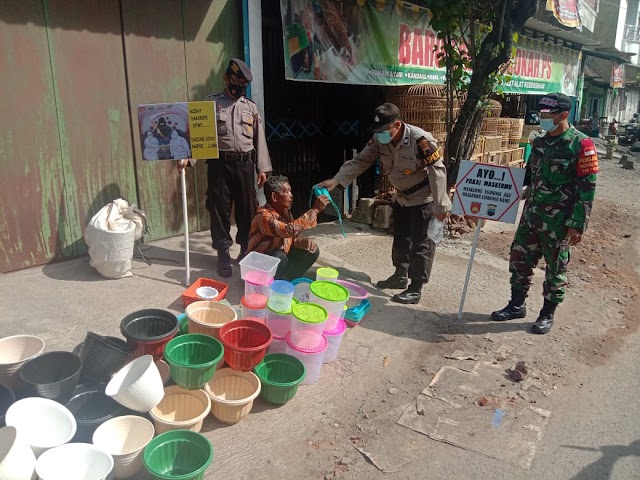  Sukseskan PPKM Mikro Koramil 06/Kartasura,  Lakukan Himbauan 5M Dan Bagikan Masker 