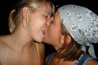 drunk-girls-kissing