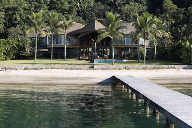 Picture of the leaf house as seen from the pier