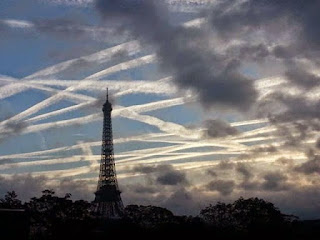 Ciel de Paris couvert de trainées d'avions