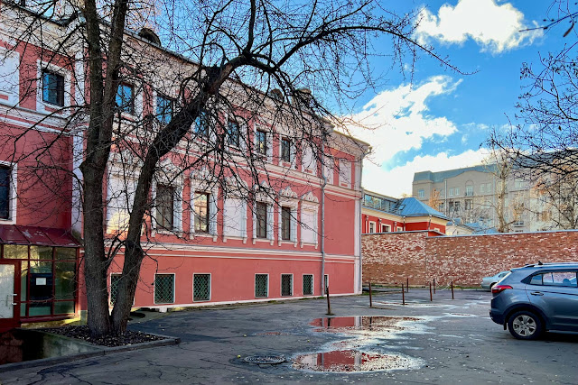Большой Харитоньевский переулок, дворы, бывшие палаты бояр Волковых (дворец Юсуповых)