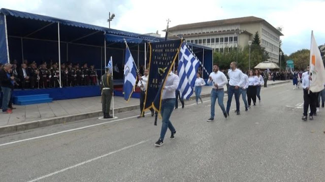 Γιάννενα: Οι φοιτητές από την Κύπρο ΤΑ ΕΨΑΛΑΝ μπροστά από την εξέδρα των επισήμων! «Η ΜΑΚΕΔΟΝΙΑ ΕΙΝΑΙ ΕΛΛΗΝΙΚΗ» βροντοφώναξαν και ο κόσμ