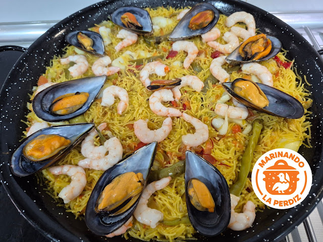 Fideuá de sepia, gambas y mejillones