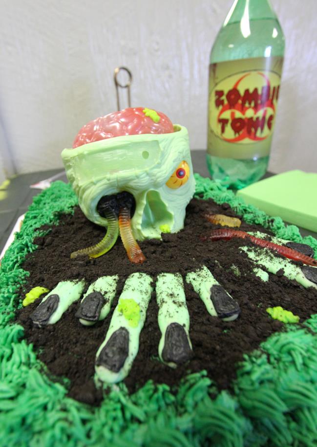 Pam's Custom Cakes: Zombie cupcake