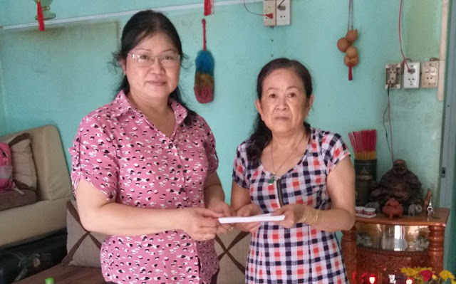 Lãnh đạo Ủy ban MTTQ Việt Nam Phường 22 đến thăm, tặng quà bà Kiên Thị Phụng, đồng bào dân tộc Khmer. (Ảnh Duy Nguyễn)