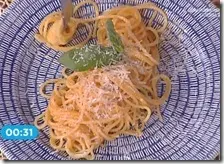 Spaghetti aglio, olio e peperoncino con pomodorini e pecorino