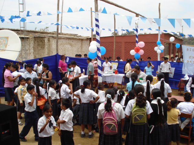 Todos los alumnos,padres de familia y profesores participaron Innovando la gastronomía morropana.