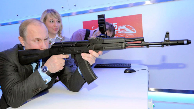 El régimen de Putin comparó la vacuna rusa con un fusil AK-47