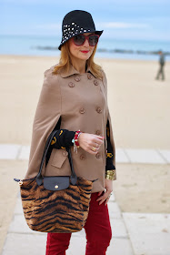 Longchamp Le Pliage tigre bag, vintage style hat, Persunmall cape, Fashion and Cookies, fashion blogger