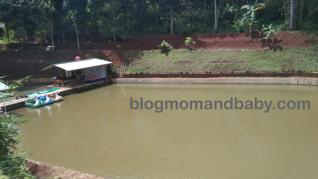 Wisata Perahu Bebek di Cimekar Bandung