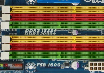 Contoh motherboard yang mendukung jenis RAM yang berbeda