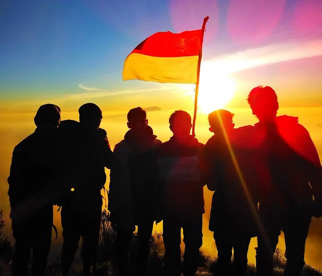 foto sunrise di gunung merbabu