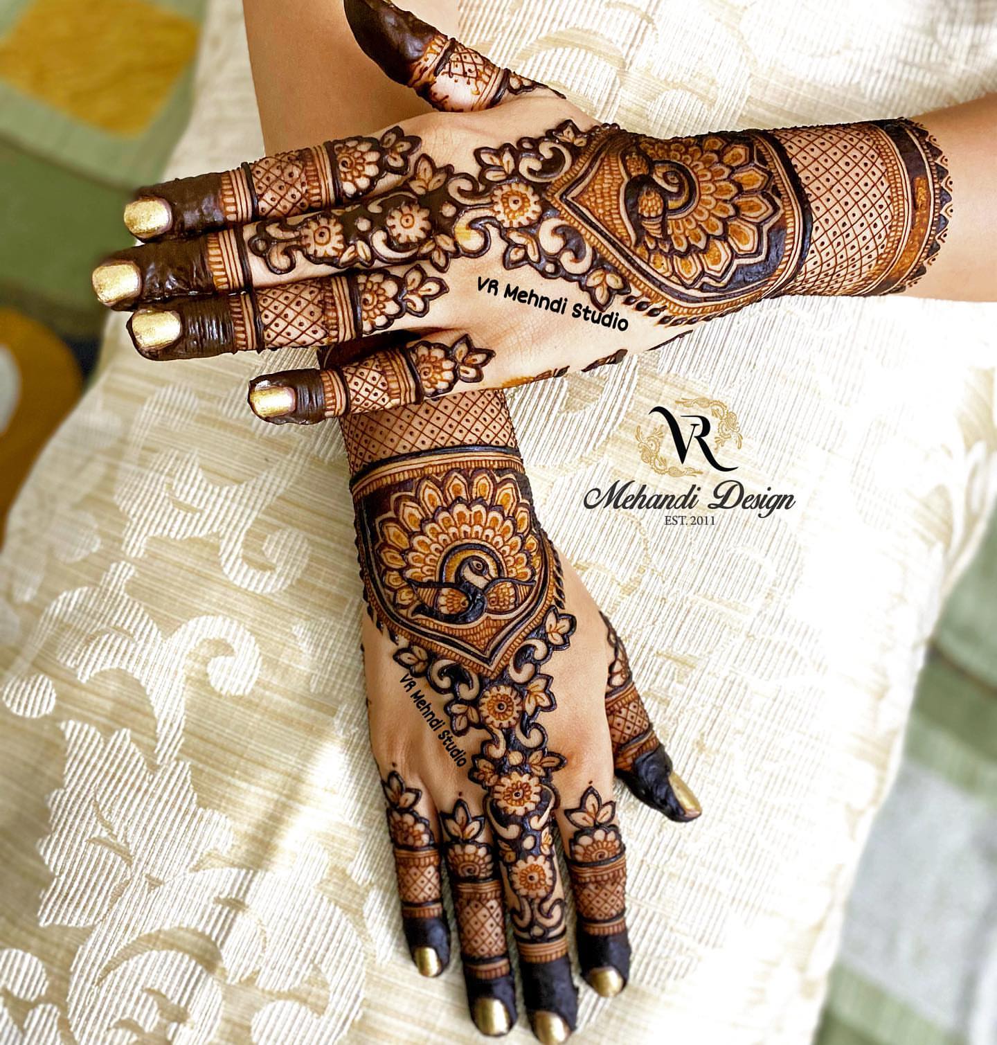 Muslim bride hand henna hi-res stock photography and images - Alamy