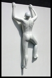 statue nu masculin grimpant sur toile monochrome art