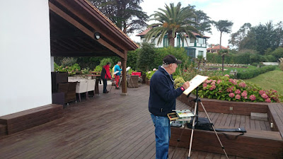 José Manue Díaz pintando en la Playa del Barrigón. Grupo Ultramar Acuarelistas