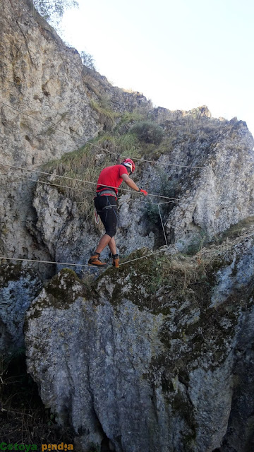 Atravesando el primer puente de la ferrata Huerta de Rey.