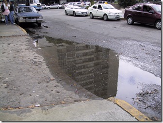 Aguas estancadas en la calle al lado de la plaza Las Tres Gracias, Los Chaguaramos