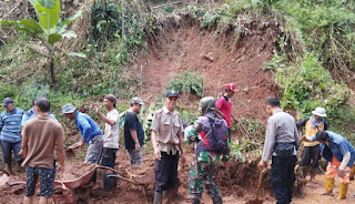 Sinergitas Polsek, Koramil Dan Warga Jatigede Bersihkan Material Longsor Di Desa Kadujaya