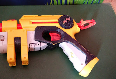 Brinquedo lançador de dardos Nerf com mira laser (produto com sinal de uso)  R$ 45,00