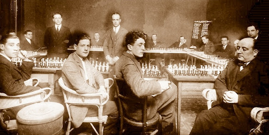 Simultáneas de ajedrez a 22 tableros a cargo de Plàcid Soler en 1928