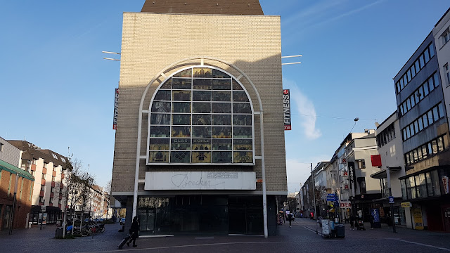 ehemaliges Fenster des alten Bahnhofsgebäudes. Das Fenster zeigt die Gewerke der Stadt Gelsenkirchen mit buntem Glas