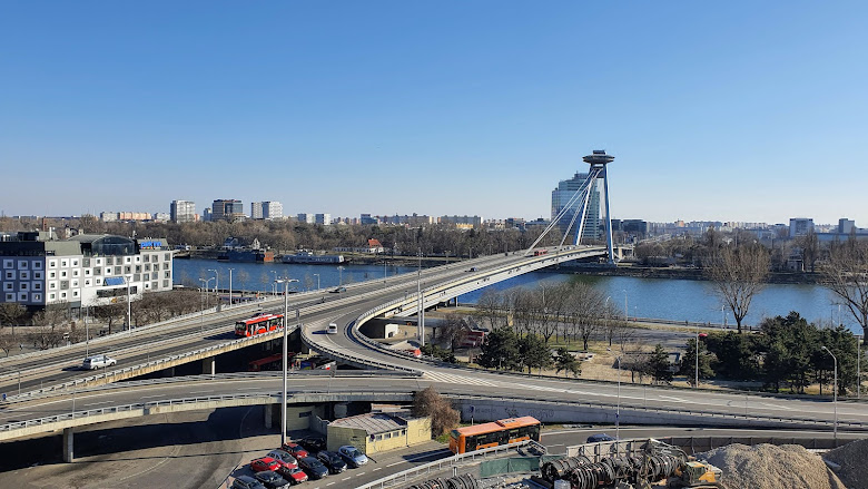 城堡外的風景，非常現代化的大橋，可以看到幽浮塔景觀塔 (UFO Lookout Tower)