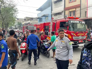 Sebanyak 7 Mobil Damkar Turun Jinakkan Api Melahap Satu Unit Rumah Dan Ruko di AR.Hakim Medan