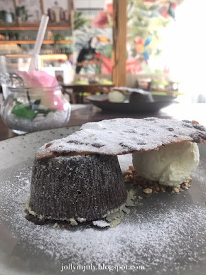 Chocolate lava cake Goodstone Surabaya by JollyinJuly.blogspot.com