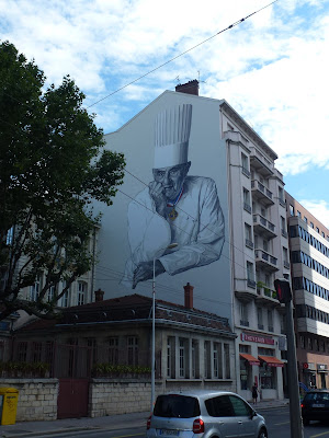 Graffiti, Streetart, Urban Art, Als großes Wandgemälde verewigt: Star-Koch Paul Bocuse in Lyon