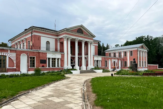 Ярополец, главный дом бывшей усадьбы Гончаровых