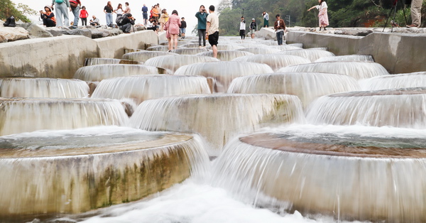 台中和平烏石坑秘境，魚梯豆腐岩就像土耳其棉堡，吸引網美朝聖