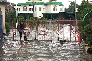 Menerjang Banjir Menuju TPS