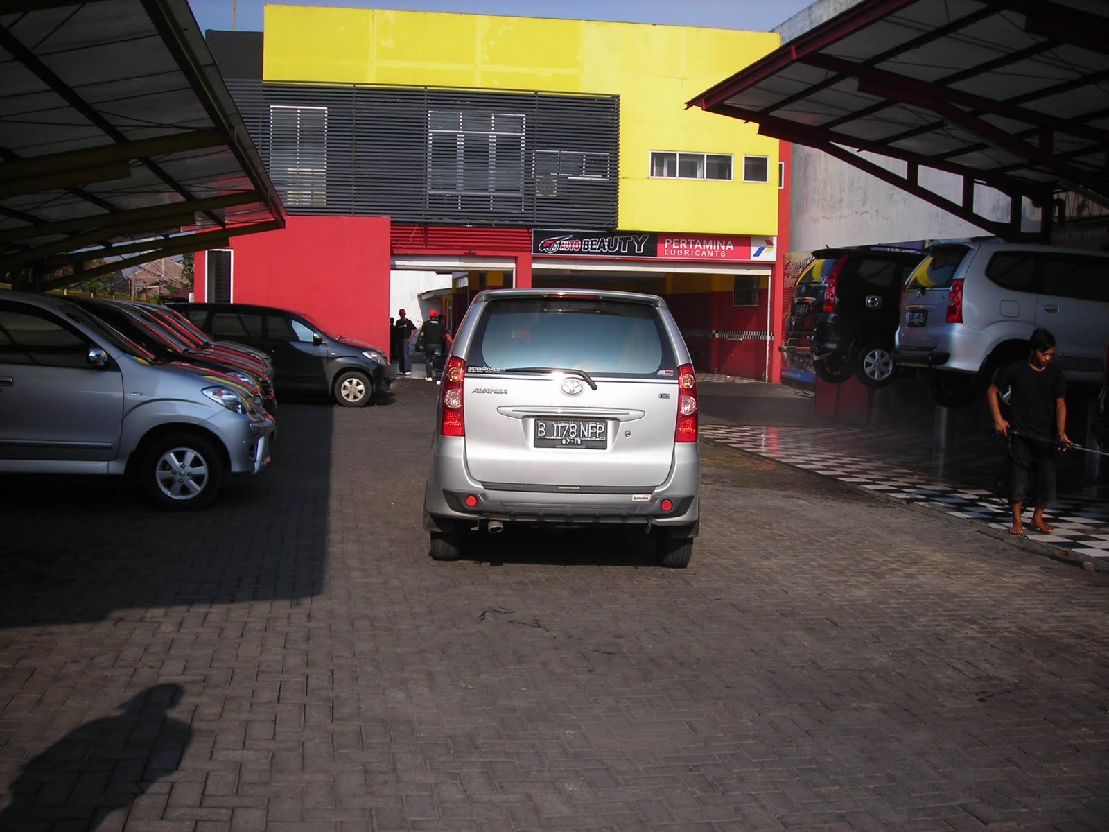 Auto Beauty: PELAYANAN CARWASH di AUTO BEAUTY