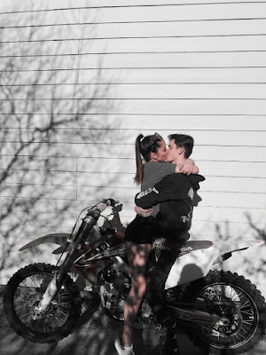 pareja en una moto