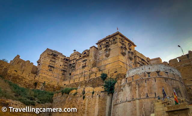 Apart from the hotels and guesthouses, there are also a number of restaurants inside the fort that serve traditional Rajasthani cuisine. Some of these restaurants are located inside converted havelis and offer a unique dining experience. There is a Rajput side of the fort (close to Rani Mahal) where you can find restaurants serving non-veg dishes. On the Brahmin side of the fort, there are some really good vegetarian eateries.