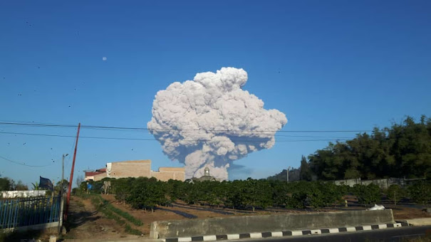 Sinabung Erupsi Lagi, Jarak Luncur Awan Panas Capai 4.500 meter