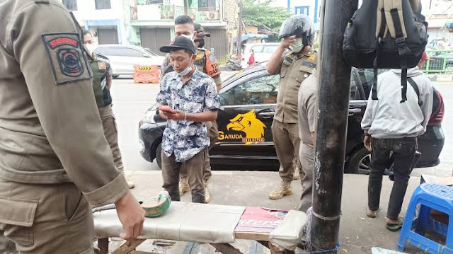 Anggota Satpol PP Depok Dihajar Pengamen Jalanan Saat Penertiban