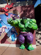 Hulk statue at Universal Studios Hollywood. Be sure to search the Comic Book . (hulk statue universal studios)