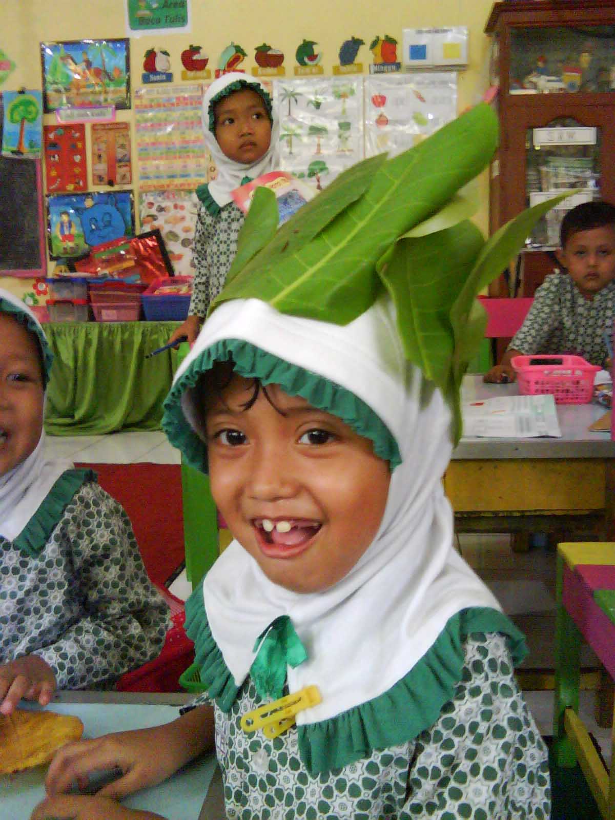 Wahyuti Journal BERMAIN DENGAN DAUN  DAUN 