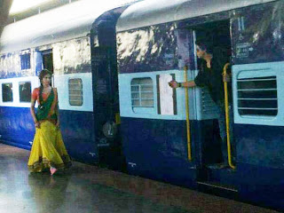 chennai express image, shah rukh khan, deepika padukone