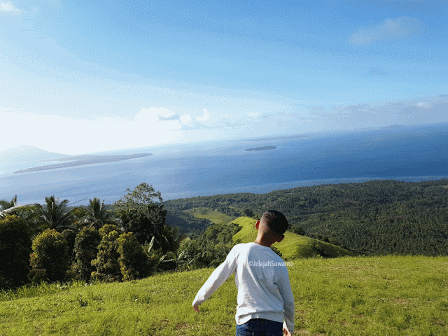 Pemandangan pulau-pulau di laut sulawesi dari pinggir bukit tahura Gunung Tumpa H.V Worang ©JelajahSuwanto