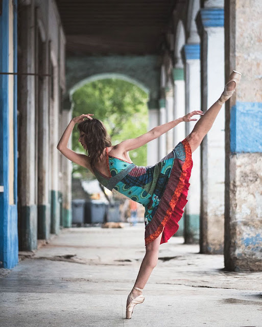 Fotógrafo registra belas imagens de bailarinos pelas ruas de Cuba