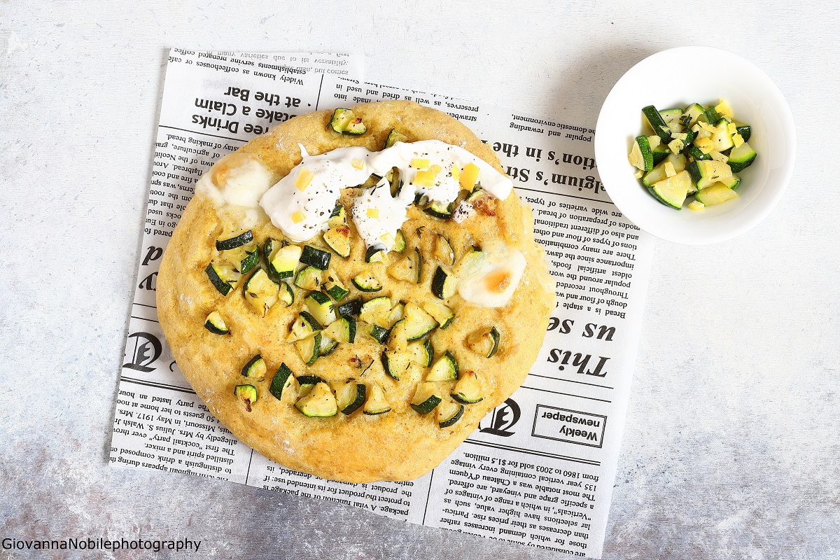 Pizza allo zafferano con zucchine e stracciatella