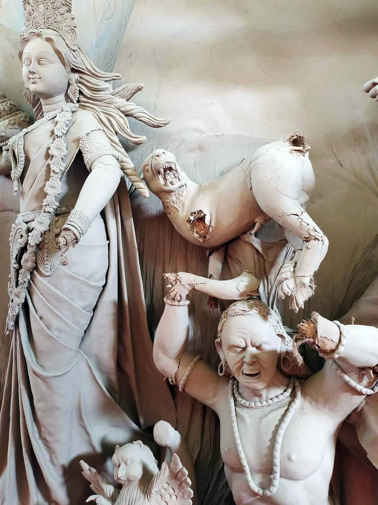 গতকাল দুপুরে পুলিশ ও প্রশাসনের উপস্থিতিতে হরিরামপুরের ভাদিয়াখোলা বাজার সর্বজনীন দুর্গামন্দিরের প্রতিমাগুলোর ভাঙা অংশ মেরামত করেন কারিগরেরা, ছবি: সংগৃহীত