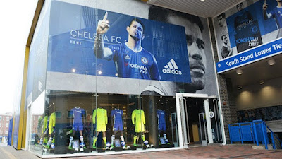  foto da entrada da Megastore onde se compra artigos do Chelsea   